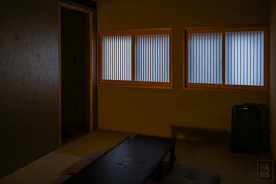 陽光灑落在舒適的榻榻米空間散發出寧靜放鬆的日式度假氛圍