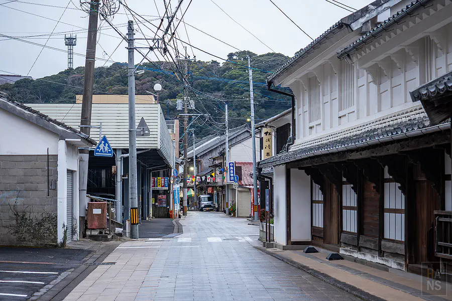 佐賀呼子朝市通寧靜質樸的街道風景與兩側保存良好的傳統日式木造建築群