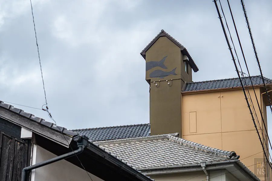 佐賀呼子朝市老街寧靜的早晨街景與遠方中尾甚六HOTEL本館的現代化建築