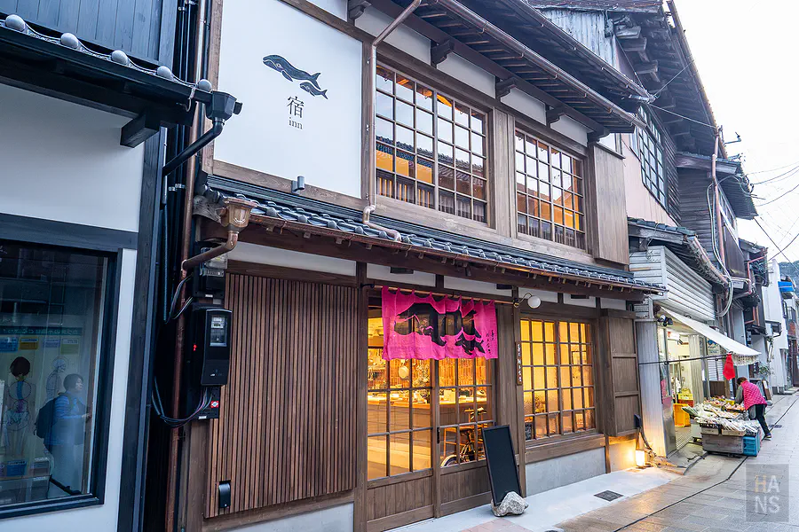 位於呼子朝市通上的甚六朝市食堂充滿歷史韻味的日式古民家木造外觀