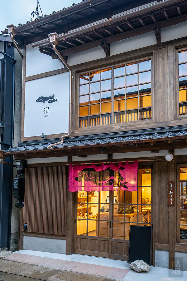 甚六朝市食堂溫潤質感的木造大門與保留傳統海町風情的建築設計