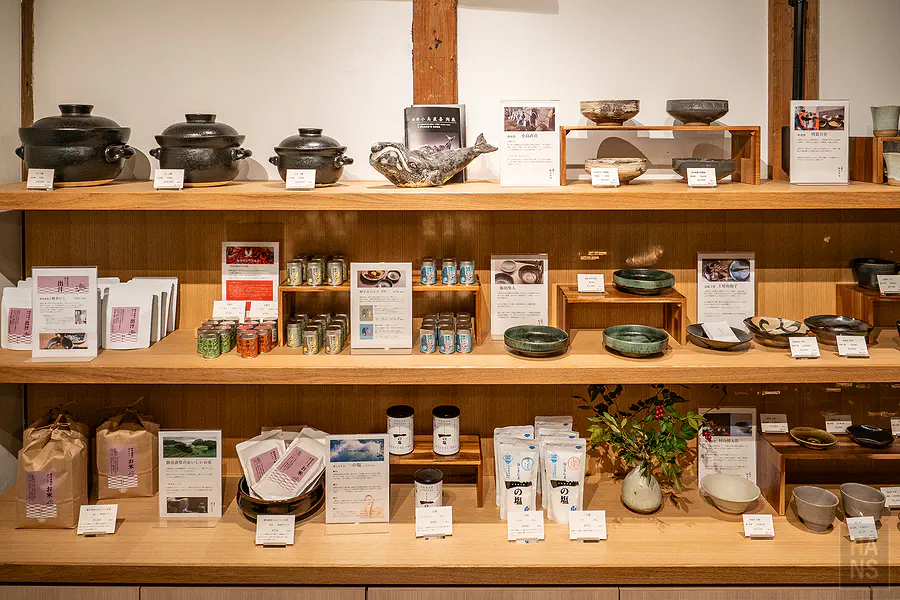 佐賀呼子甚六朝市食堂充滿歷史韻味與現代設計的木造用餐空間