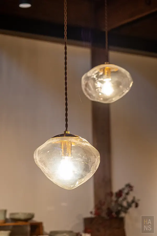 甚六朝市食堂內部寬敞舒適的木質座位區與沉穩靜謐的用餐氛圍