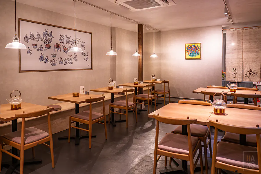 保留原始木造橫樑結構的食堂天花板展現出百年建築的歷史張力