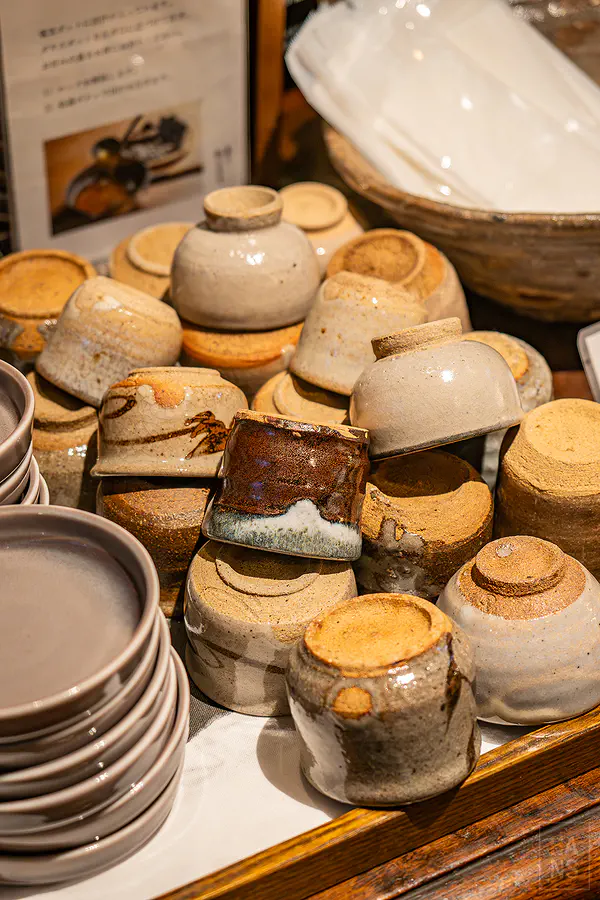 食堂室內空間結合溫潤木質與現代簡鍊燈飾營造出優雅的晨間用餐體驗