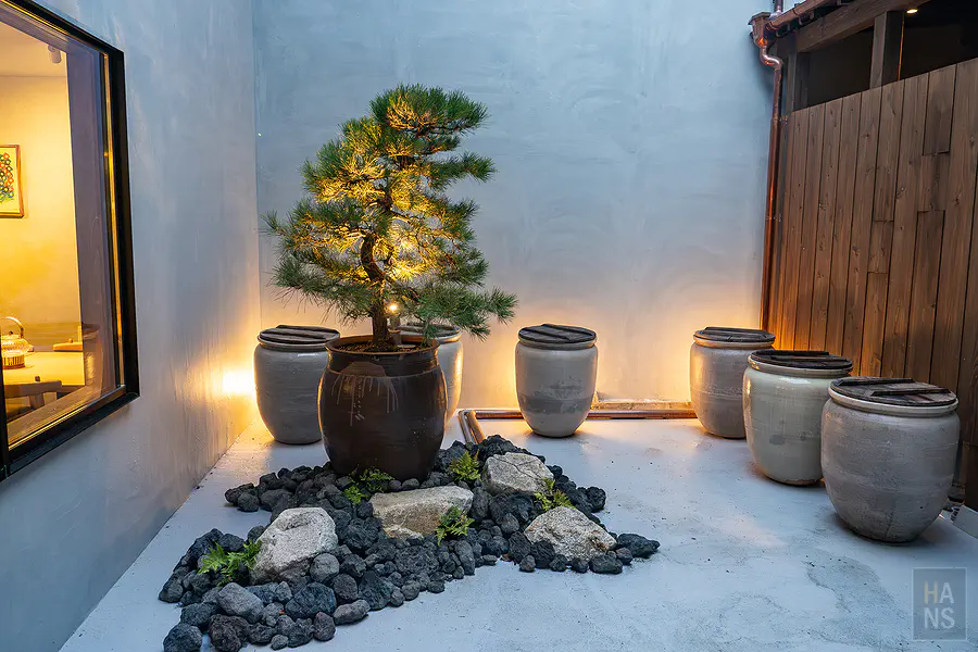 食堂內展示的職人級唐津燒器皿展現出佐賀在地的傳統工藝之美