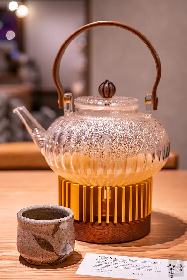 甚六朝市食堂精心規劃的展售空間陳列著豐富的在地特色選物與文創商品