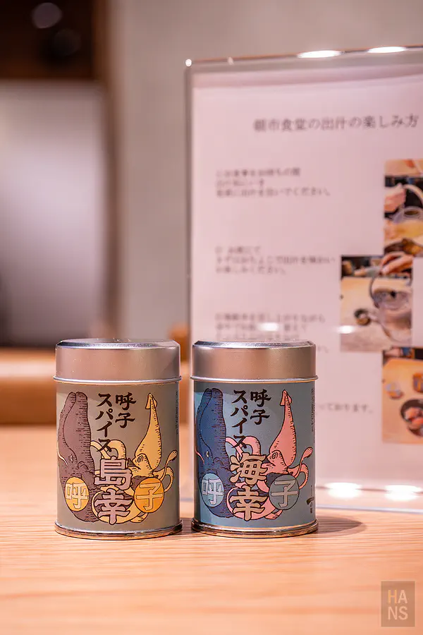 展示櫃上排列整齊的精緻陶藝品與充滿設計感的在地伴手禮