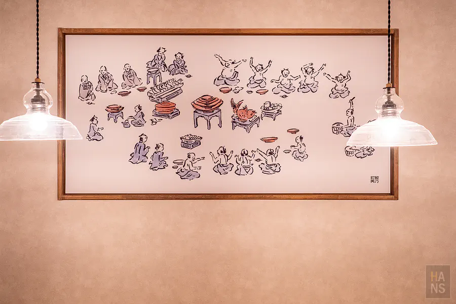 層架上整齊陳列的特色調味料與甚六團隊研發的在地美味產品