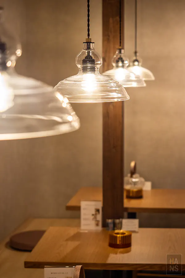 各種不同尺寸與花色的精緻唐津燒盤子展示出職人的極致手作溫度