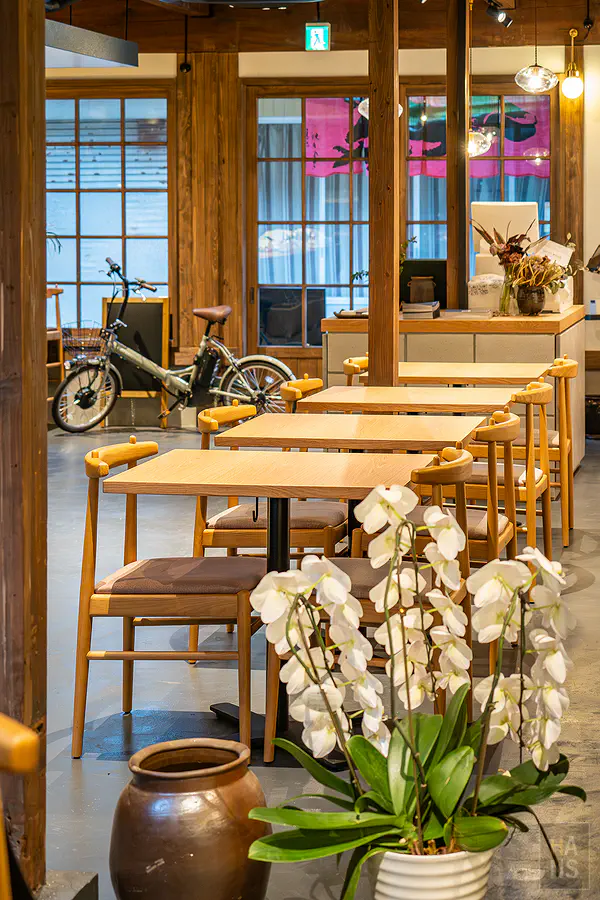 展售區域充滿文青質感的木質層架佈置讓人流連忘返