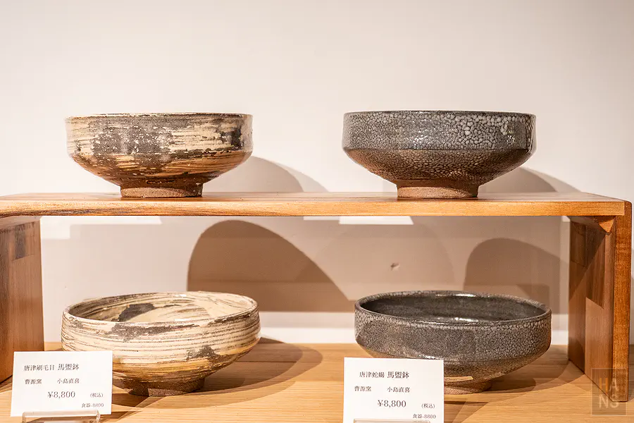 各種充滿生活感的質感雜貨商品散落在食堂的各個角落