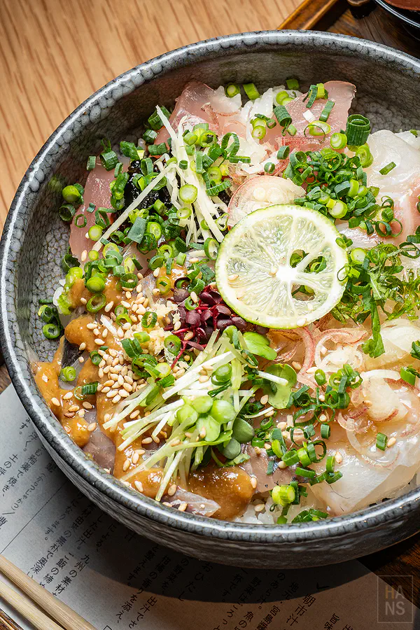 以新鮮鮪魚為主的紅套餐華麗擺盤與晶瑩剔透的生魚片色澤