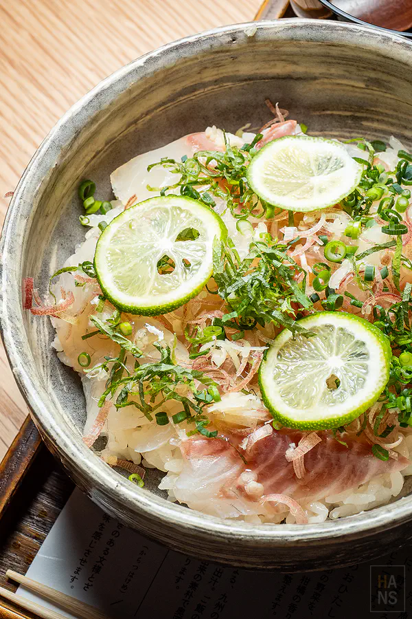 色澤晶瑩剔透的生魚片海鮮丼呈現極致的視覺與味覺雙重饗宴