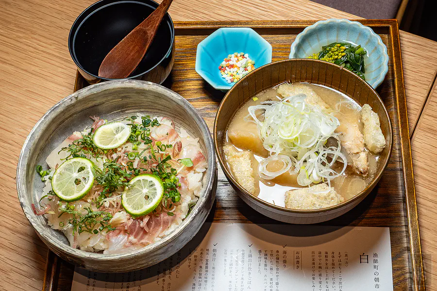 色澤晶瑩剔透的生魚片海鮮丼呈現極致的視覺與味覺雙重饗宴