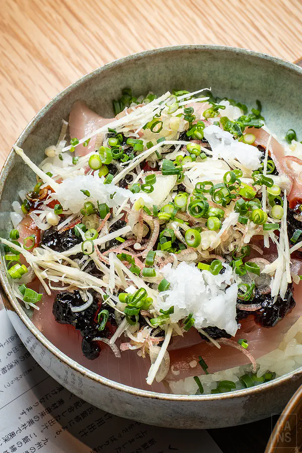 色澤晶瑩剔透的生魚片海鮮丼呈現極致的視覺與味覺雙重饗宴