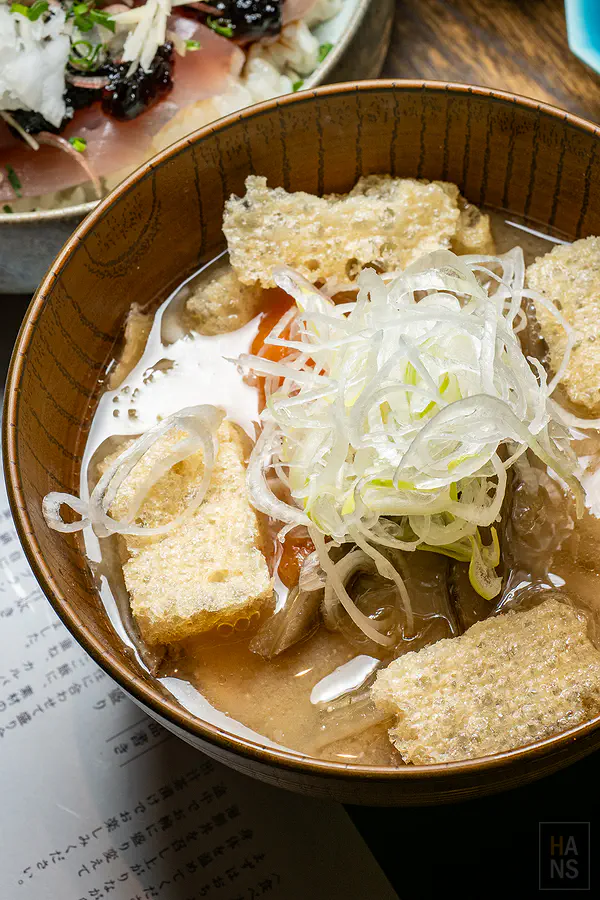 鋪滿新鮮漁獲的豪華海鮮丼每一口都能品嚐到呼子港町的生猛海味