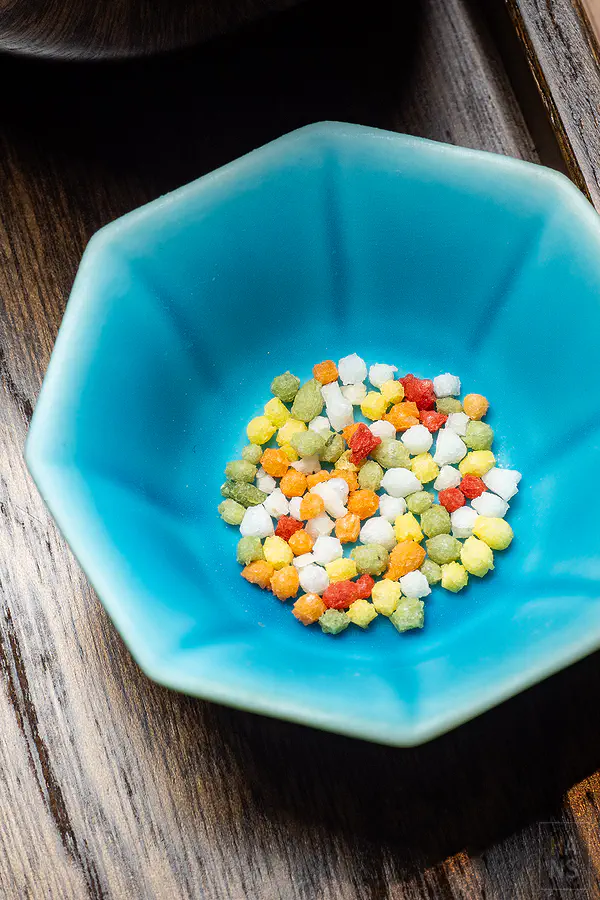 色彩豐富且鹹香開胃的多種日式漬物為早餐增添更多層次感