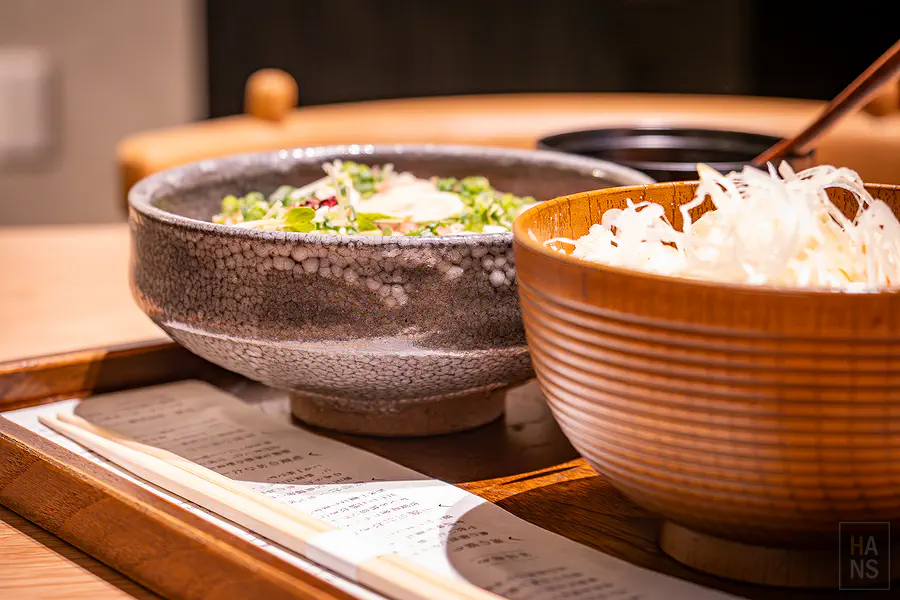 盛放早餐食材的極緻質感有田燒餐盤展現出沈穩優雅的餐桌美學