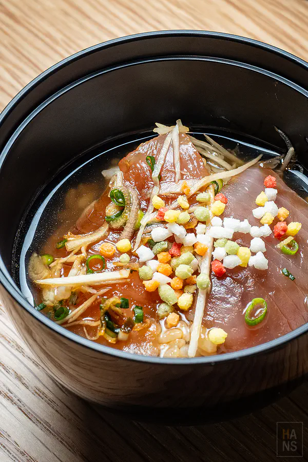 淋上黃金高湯後的生魚片表面微熟散發出極致的鮮甜旨味與溫潤口感