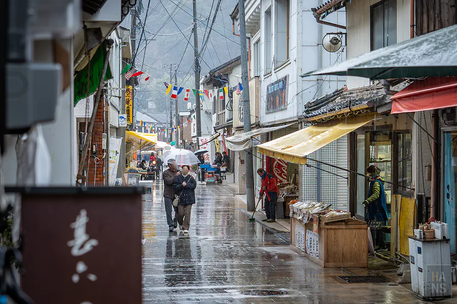 雨中漫步於佐賀呼子朝市通的遊客與兩旁熱情的在地攤販