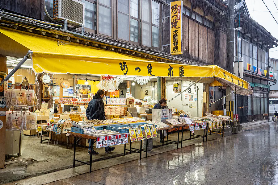 呼子朝市內深具歷史感的木屋魚板與厚燒玉子老店