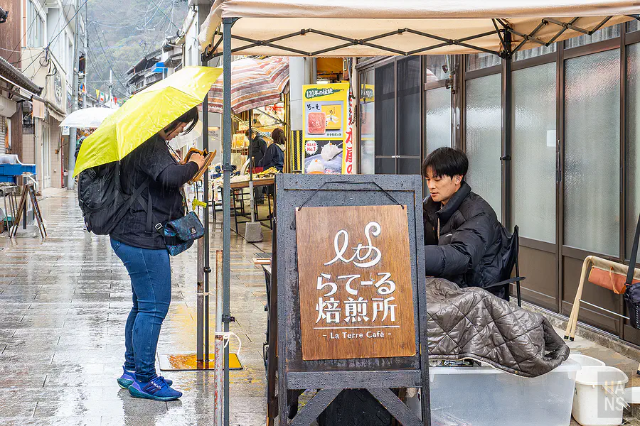 雨中呼子朝市裡充滿文青風格的らてーる焙煎所手沖咖啡攤位