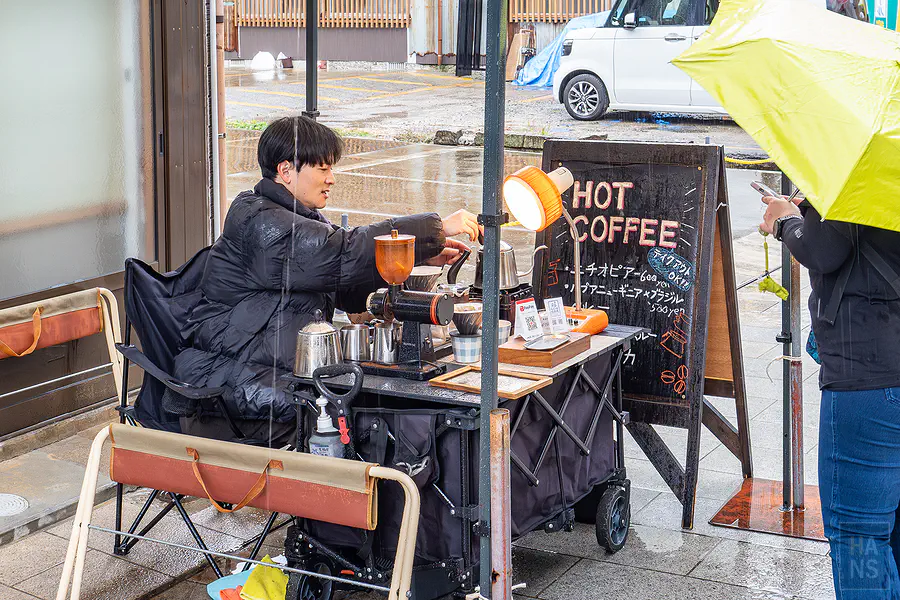 らてーる焙煎所年輕老闆專注準備手沖咖啡的溫暖畫面