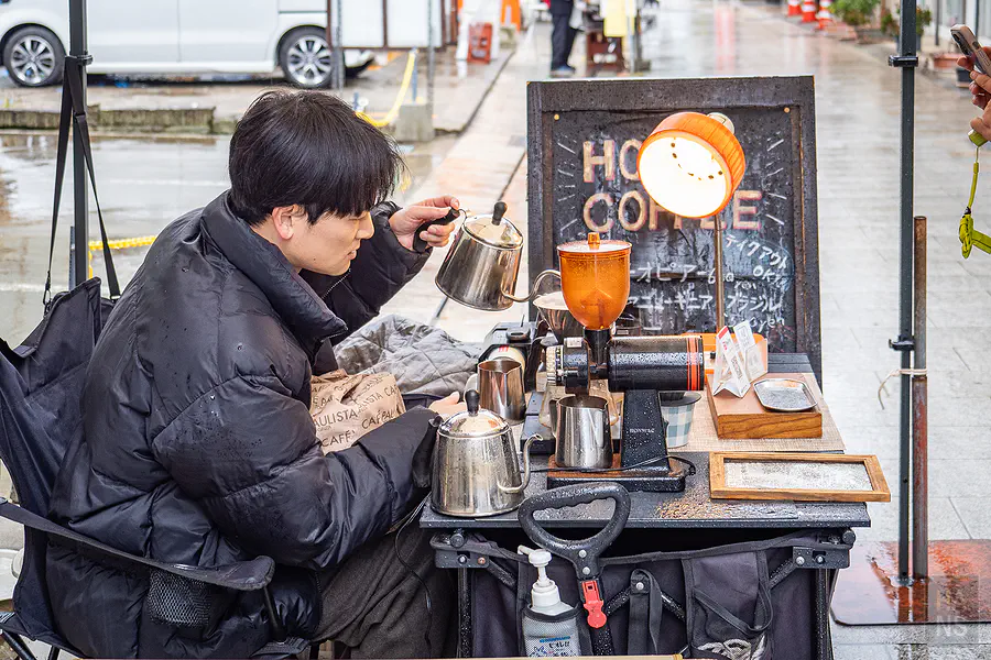佐賀呼子朝市職人手沖咖啡與復古磨豆機特寫
