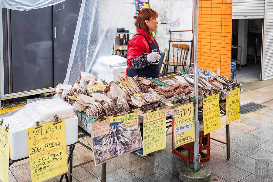 熱情的呼子朝市攤販阿姨與桌上滿滿的烏賊乾