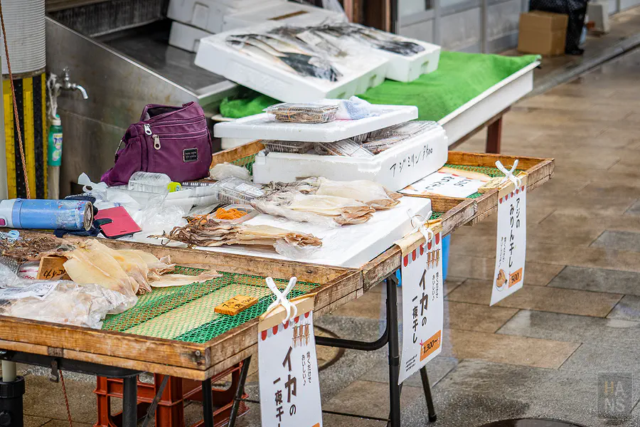 擺放在攤位上的呼子烏賊一夜干與味醂魚乾