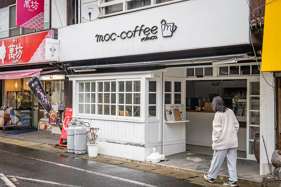 佐賀呼子老街上外觀可愛迷人的洋酒喫茶店與紅磚建築