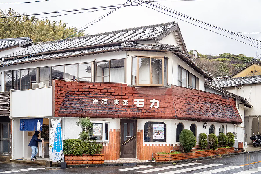 佐賀呼子老街上外觀可愛迷人的洋酒喫茶店與紅磚建築