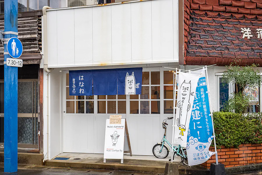 佐賀呼子老街上外觀可愛迷人的洋酒喫茶店與紅磚建築