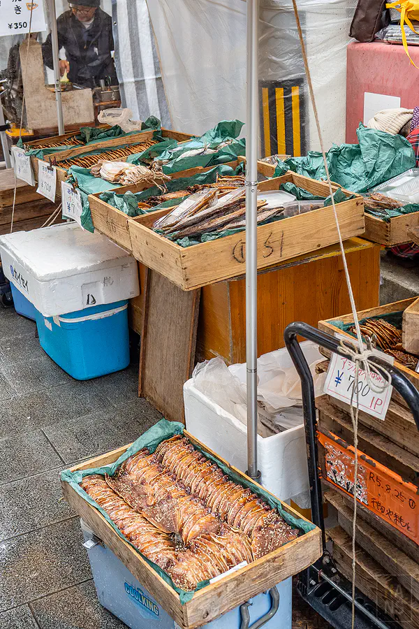 呼子朝市攤販販售的各式魚乾與海鮮乾貨