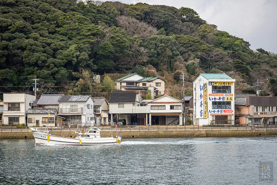 佐賀呼子港口停泊的漁船與玄界灘寧靜祥和的傳統海港風光