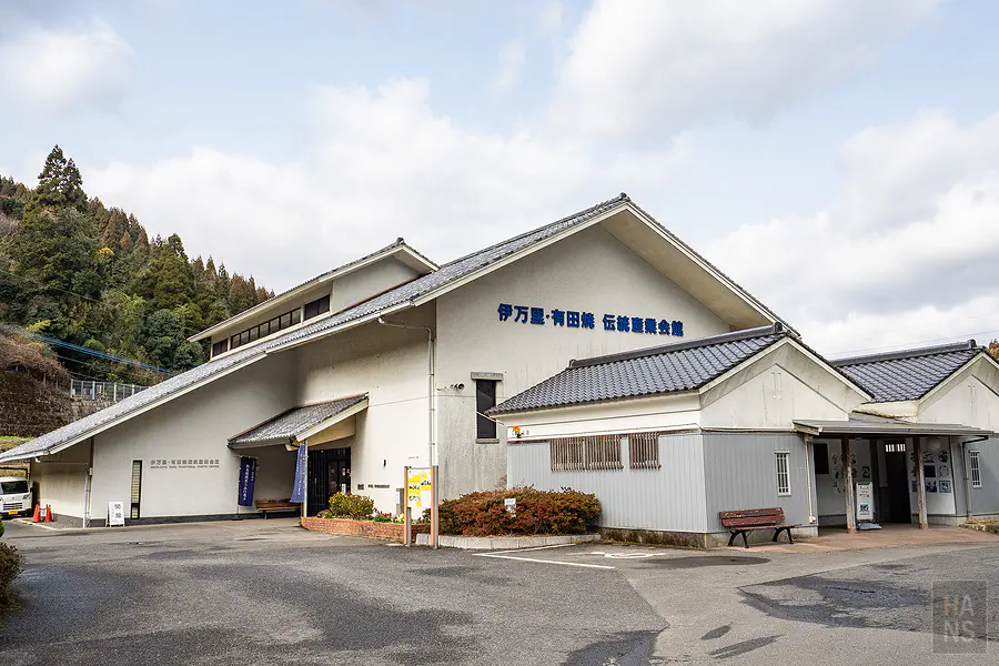 佐賀伊萬里有田燒傳統產業會館外觀全景與周邊綠意環境