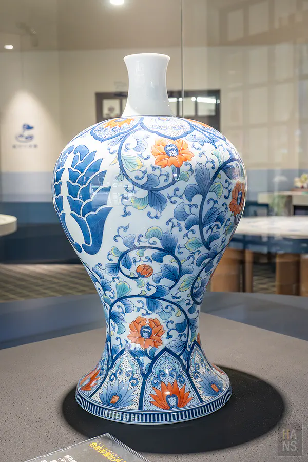 伊萬里有田燒傳統產業會館大廳展示的精美彩繪陶瓷花瓶