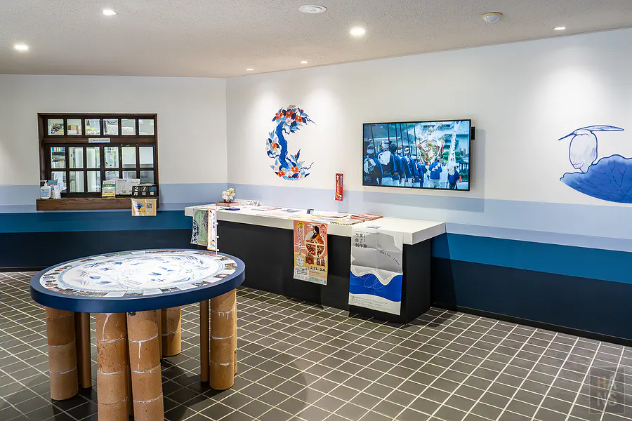 會館大廳牆面上的優雅青花彩繪與陶瓷地圖桌展示