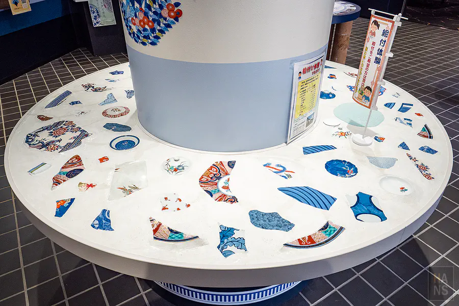 導覽地圖桌桌身鑲嵌的精美彩繪陶瓷碎片與彩繪體驗說明