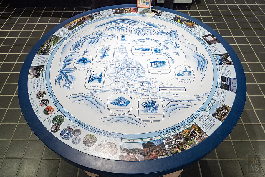 以傳統青花筆觸繪製的大川內山陶瓷圓形導覽地圖桌