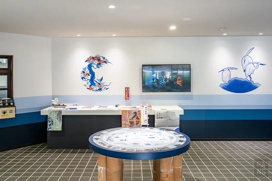 伊萬里有田燒傳統產業會館明亮寬敞的大廳與服務台空間