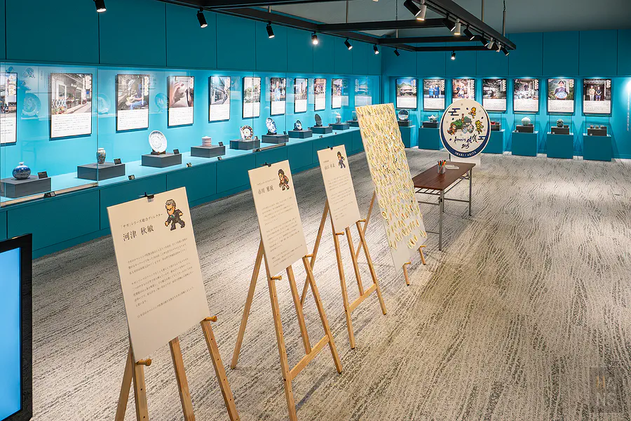 浪漫佐賀聯名特展明亮活潑的松石綠展廳空間與精美瓷器陳列