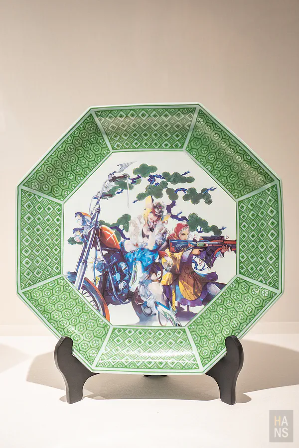 描繪騎乘重機與持槍角色的綠色幾何邊框八角瓷盤