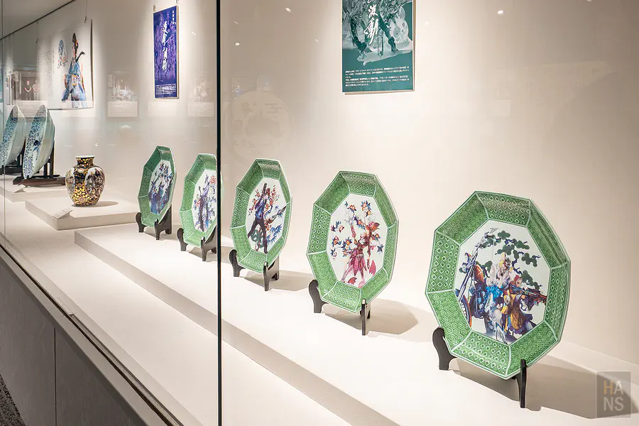 展櫃內陳列的浪漫佐賀聯名八角瓷盤系列作品