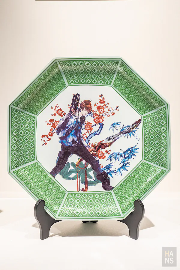 結合紅梅與持劍帥氣遊戲角色的浪漫佐賀八角瓷盤