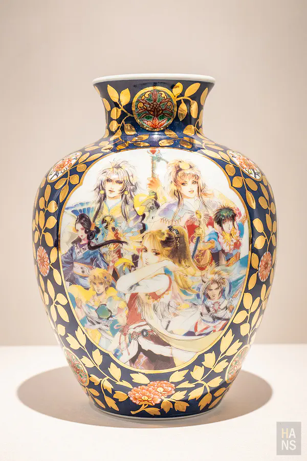 飾有金箔落葉與浪漫佐賀群像的精美深藍色陶瓷大花瓶