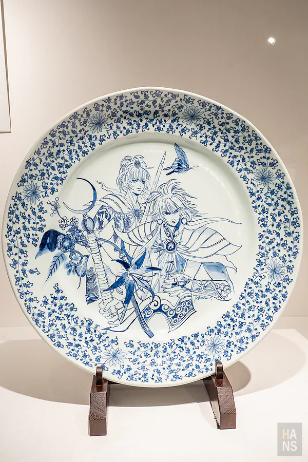 以傳統青花瓷技法單色描繪浪漫佐賀角色的精美大瓷盤