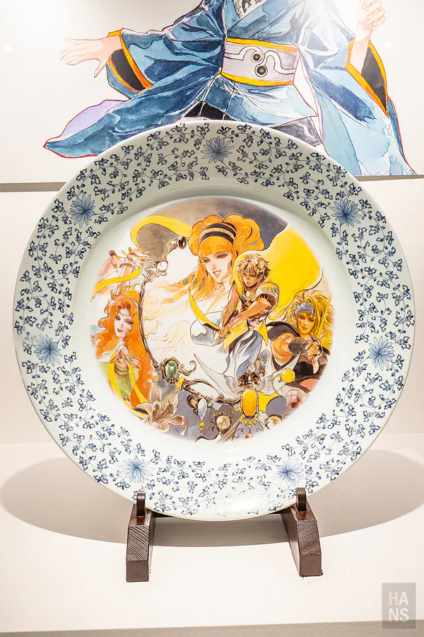 繪有浪漫佐賀精美遊戲角色的傳統青花邊框陶瓷大盤