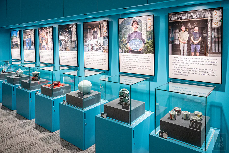 大川內山在地窯元作品展示櫃與職人簡介牆面